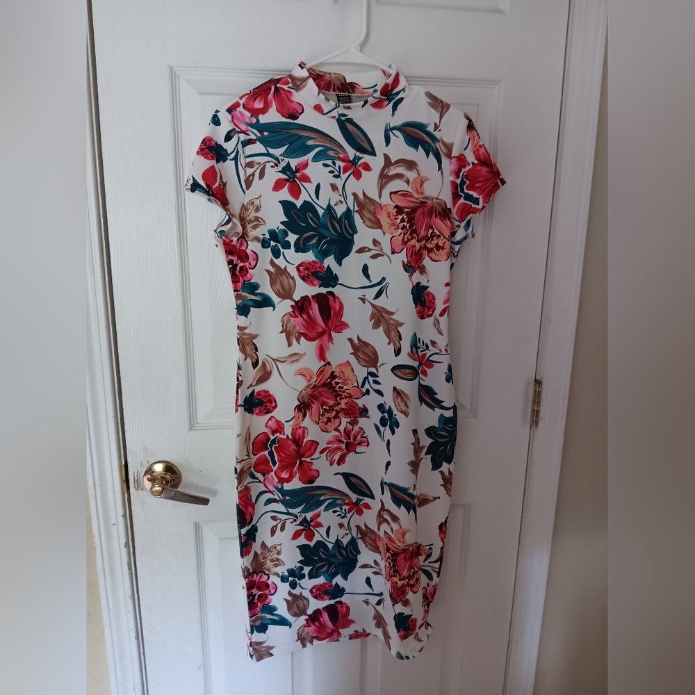 Bundle of 2 Floral Bodycon Dresses - Picture 8 of 10